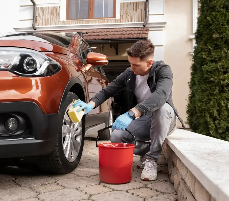 Lavage auto à domicile Bellecombe-en-Bauges : professionnel intervenant sur un véhicule